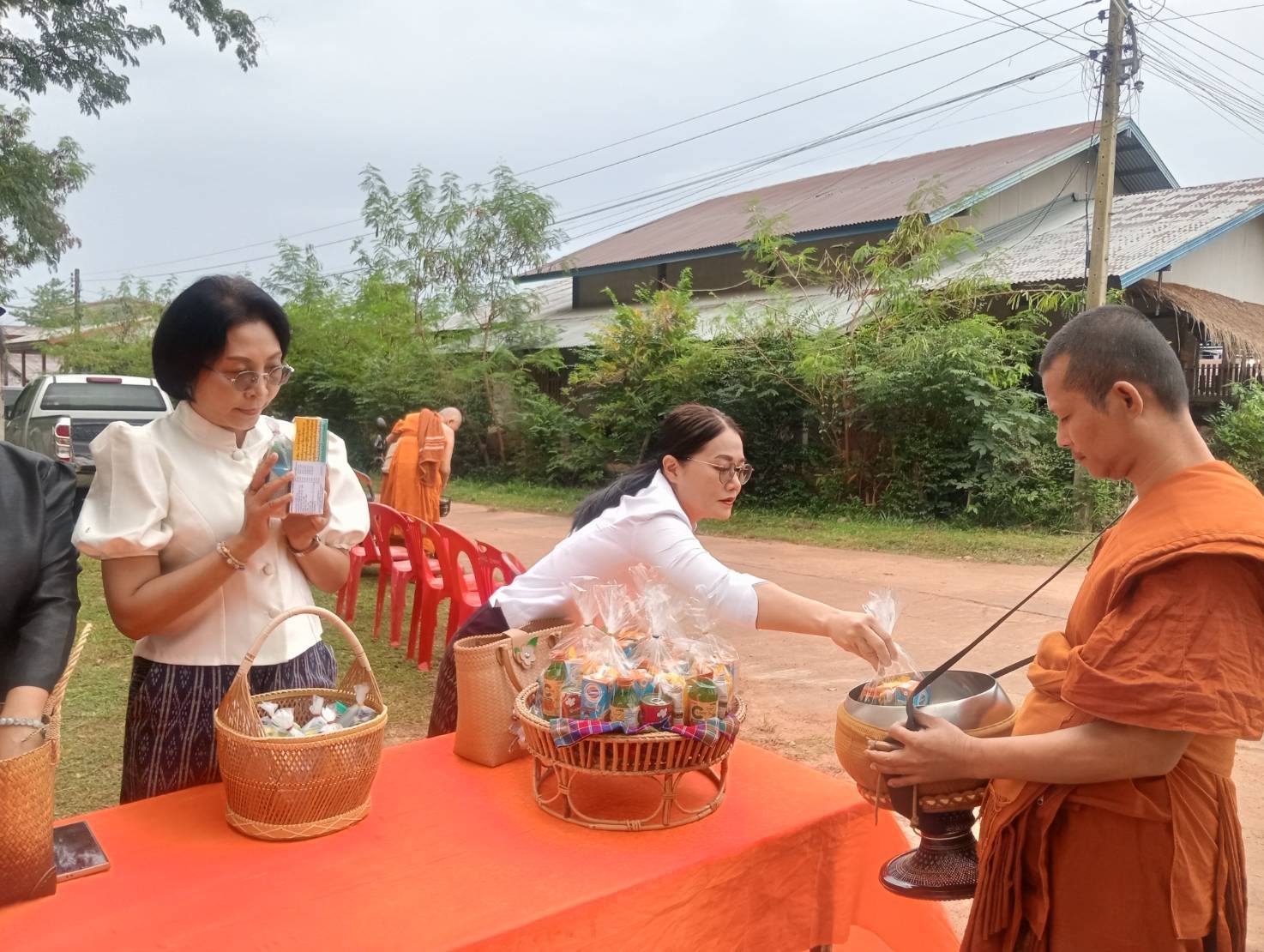สำนักงานพัฒนาชุมชนอำเภอนาเยีย จังหวัดอุบลราชธานี ร่วมกิจกรรมตักบาตรถนนสายวัฒนธรรม 