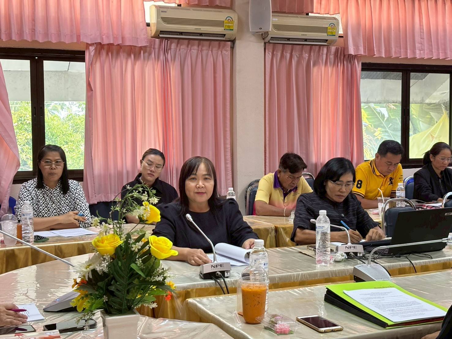สำนักงานพัฒนาชุมชนอำเภอนาเยีย ประชุมศูนย์อำนวยการปฏิบัติการขจัดความยากจนและพัฒนาคนทุกช่วงวัยอย่างยั่งยืนตามหลักปรัชญาของเศรษฐกิจพอเพียงอำเภอนาเยีย ณ ห้องประชุมอำเภอนาเยีย