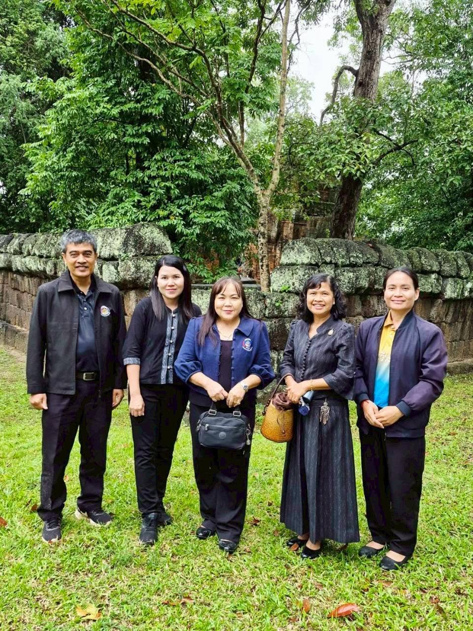 สำนักงานพัฒนาชุมชนอำเภอนาเยีย จังหวัดอุบลราชธานี ​ วันที่ 6 กรกฎาคม  2569 นางสาวมลิวัลย์ บูระพันธ์ พัฒนาการอำเภอนาเยีย  ร่วมให้กำลังใจสำนักงานพัฒนาชุมชนอำเภอวารินชำราบ ซึ่งนำผู้นำจาก ตำบลบุ่งหวาย ประกวดกิจกรรมพัฒนาชุมชนดีเด่นประจำปี 2569 ประเภทตำบลเข้มแข็งตามหลักปรัชญาของเศรษฐกิจพอเพียง