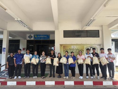 พช.นาเยีย ร่วมรับมอบดอกไม้จันทน์ จากคณะครู นักเรียนและประชาชนโรงเรียนนาเยียศึกษารัชมังคลาภิเษก